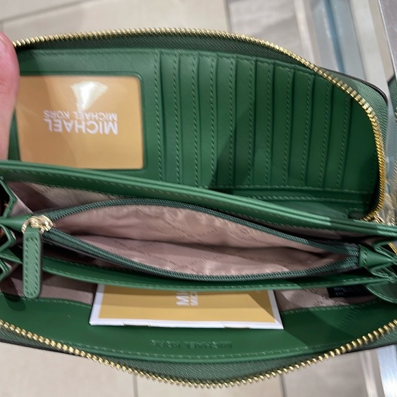 MICHAEL KORS JST
Leather Continental Wristlet Phone Case Wallet
Fern Green
NWT - Picture 15 of 16